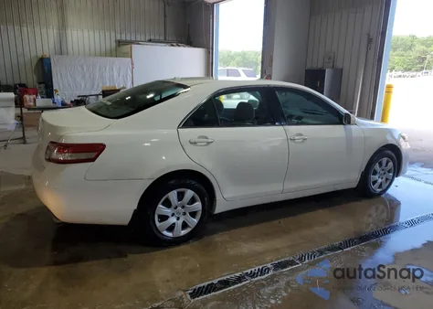2011 Toyota Camry Base z USA, uszkodzony, nr VIN 4T1BF3EK8BU746108
